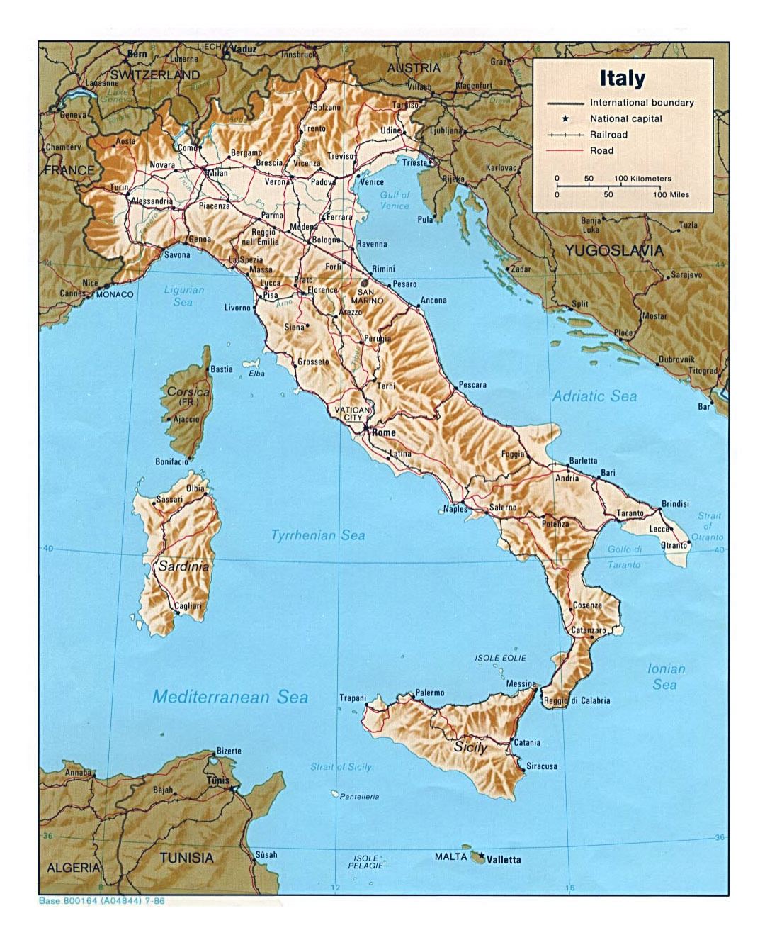 Grande mapa político de Italia, con alivio, carreteras, vías férreas y las principales ciudades - 1986