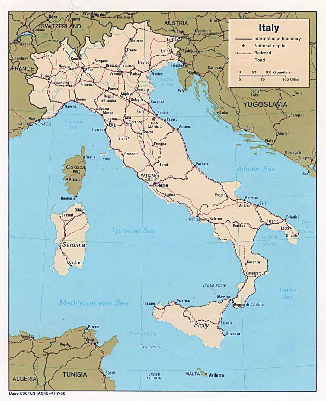 Grande mapa político de Italia, con carreteras, ferrocarriles y las principales ciudades - 1986