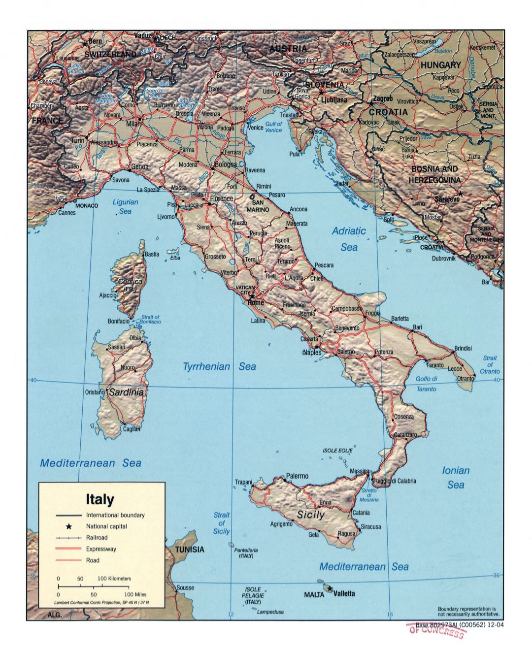 Mapa político a gran escala de Italia, con alivio, carreteras, vías férreas y las principales ciudades - 2004