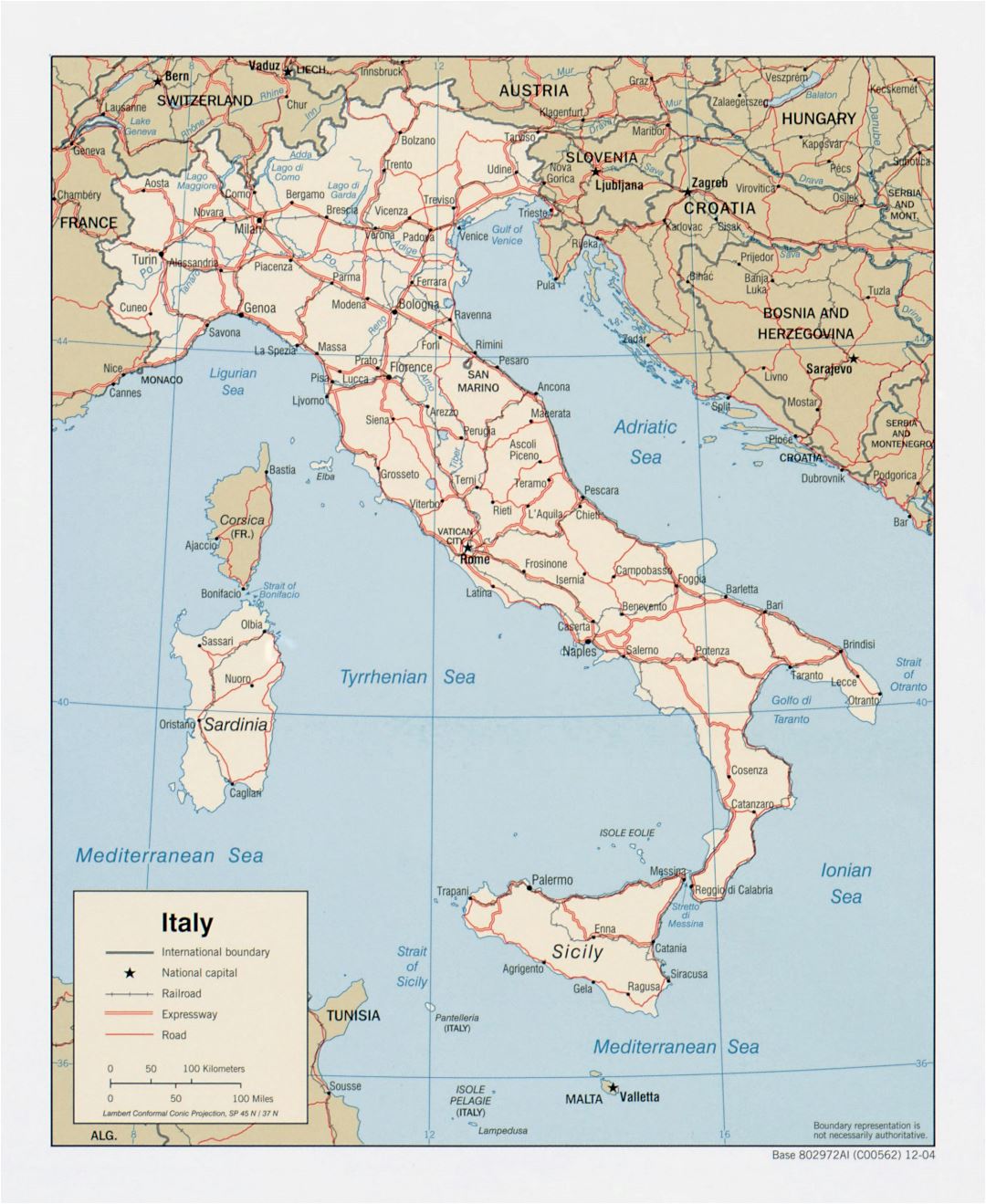 Mapa político a gran escala de Italia, con carreteras, ferrocarriles y las principales ciudades - 2004