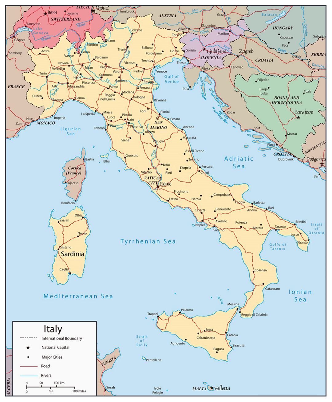 Mapa político detallado de Italia, con las carreteras, ríos y principales ciudades