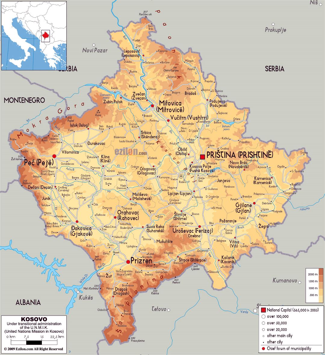 Grande mapa físico de Kosovo con carreteras, ciudades y aeropuertos