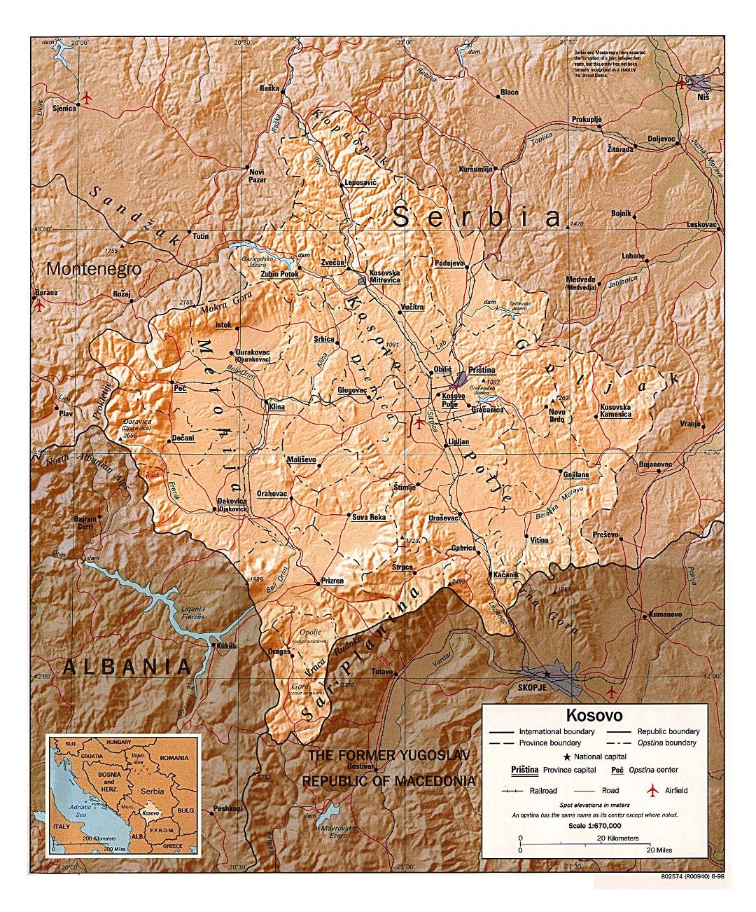 Grande mapa político y administrativo de Kosovo con alivio, carreteras, ferrocarriles, aeropuertos y principales ciudades - 1998