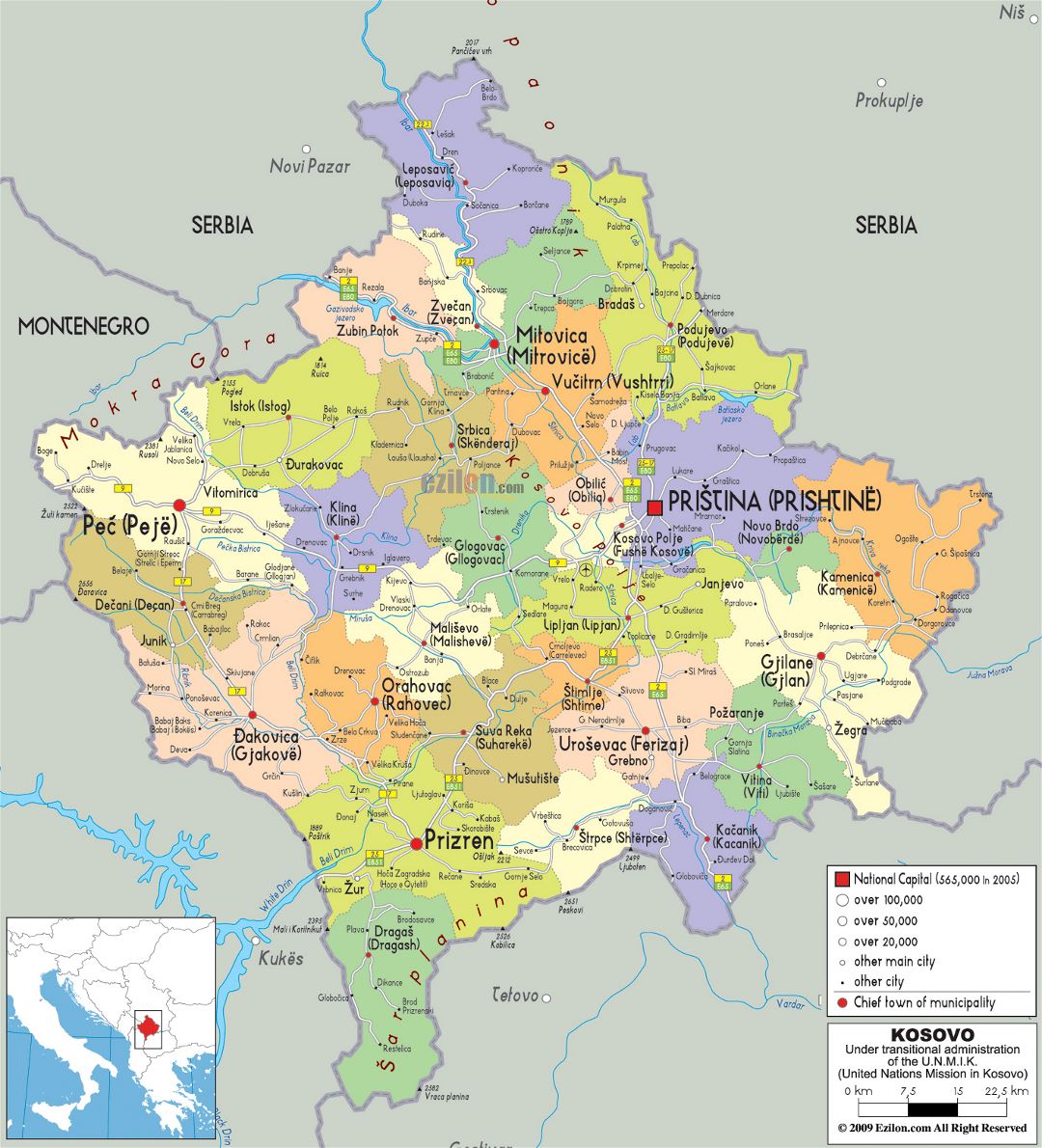Grande mapa político y administrativo de Kosovo con carreteras, ciudades y aeropuertos