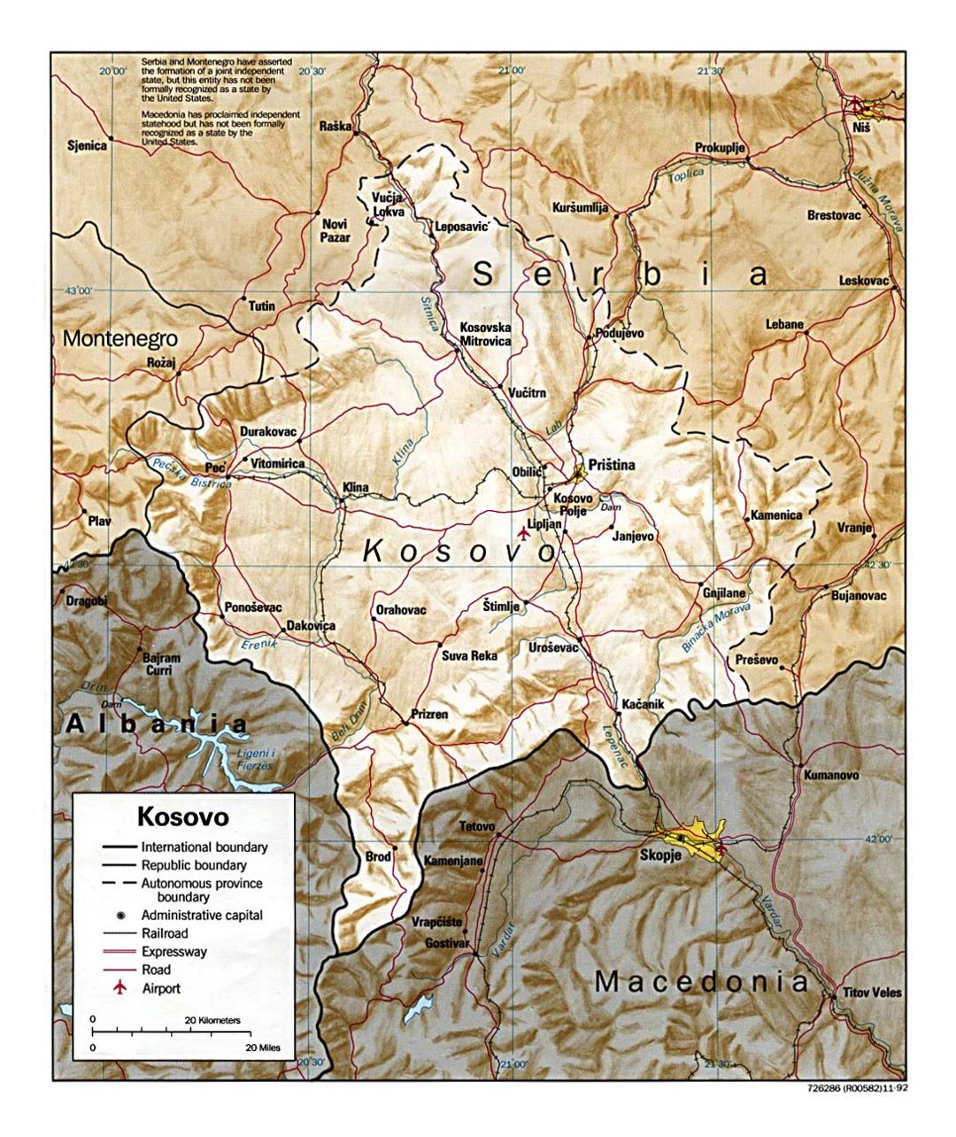 Mapa político detallado de Kosovo con socorro, carreteras, ferrocarriles, ciudades y aeropuertos - 1999