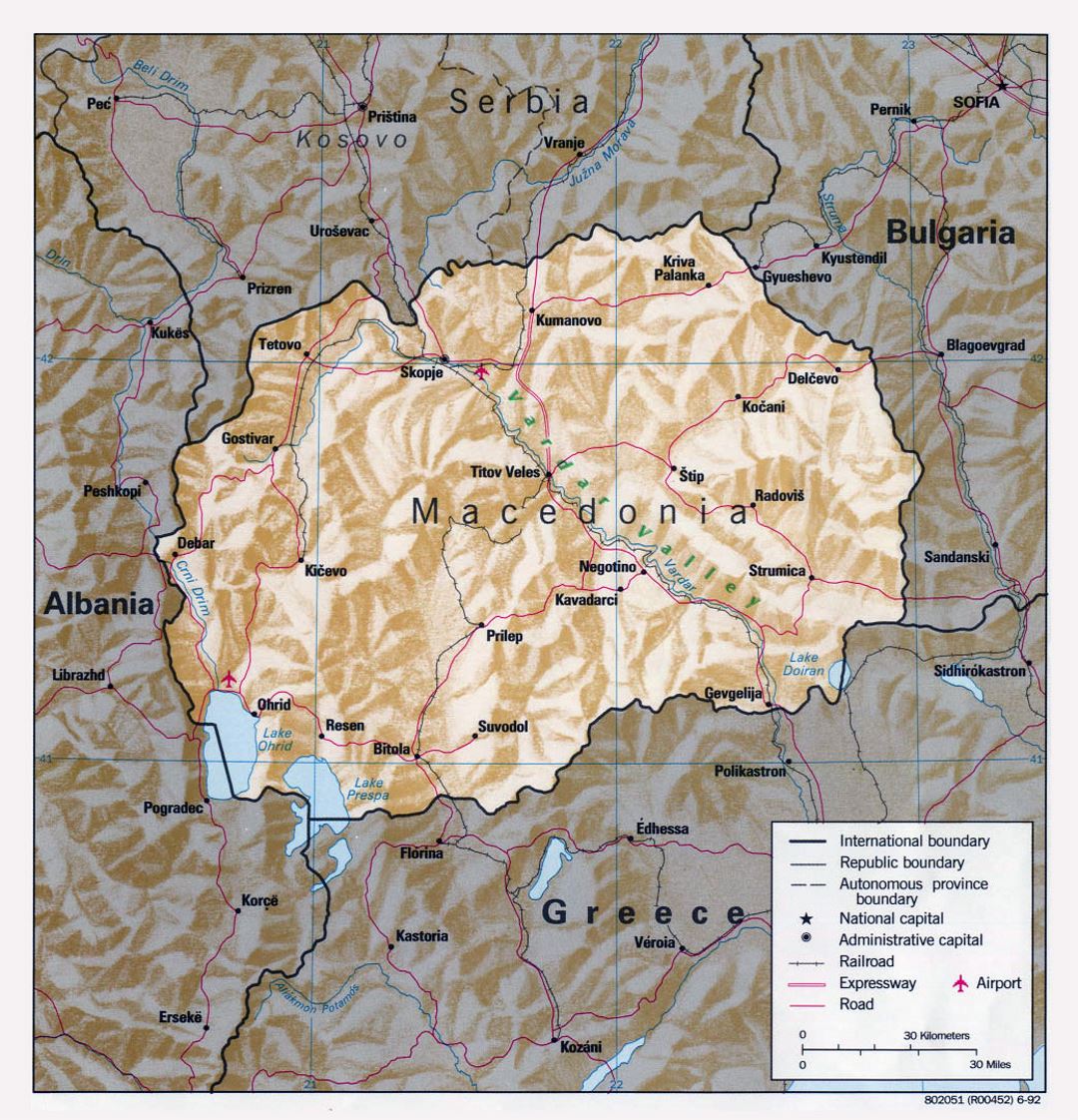 Grande mapa político de Macedonia con alivio, carreteras, principales ciudades y aeropuertos - 1992