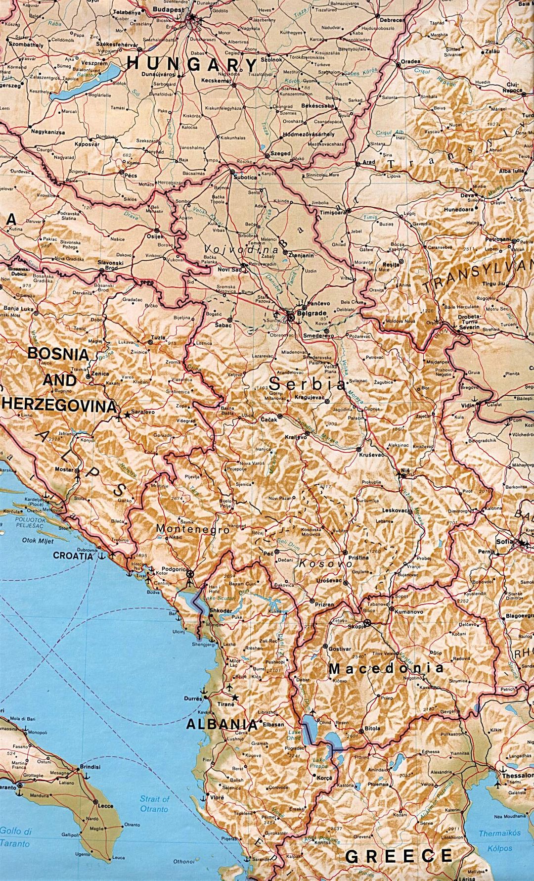 Grande mapa político de Serbia y Macedonia con alivio, carreteras, ciudades y aeropuertos