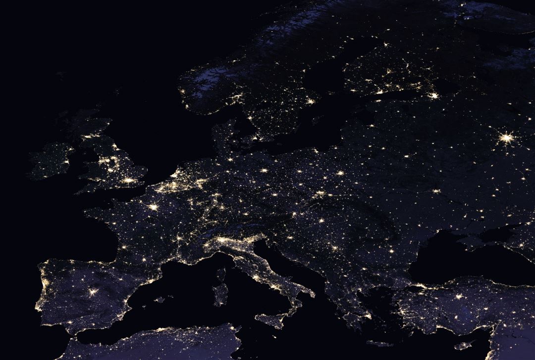 Mapa grande satélite detallado de Europa en la noche