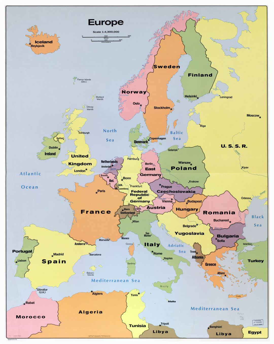 Gran escala antiguo mapa político de Europa, con capitales - 1972