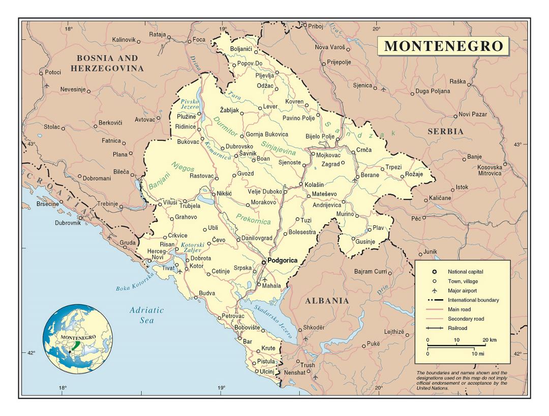 Detallado mapa político de Montenegro con carreteras, ciudades y aeropuertos