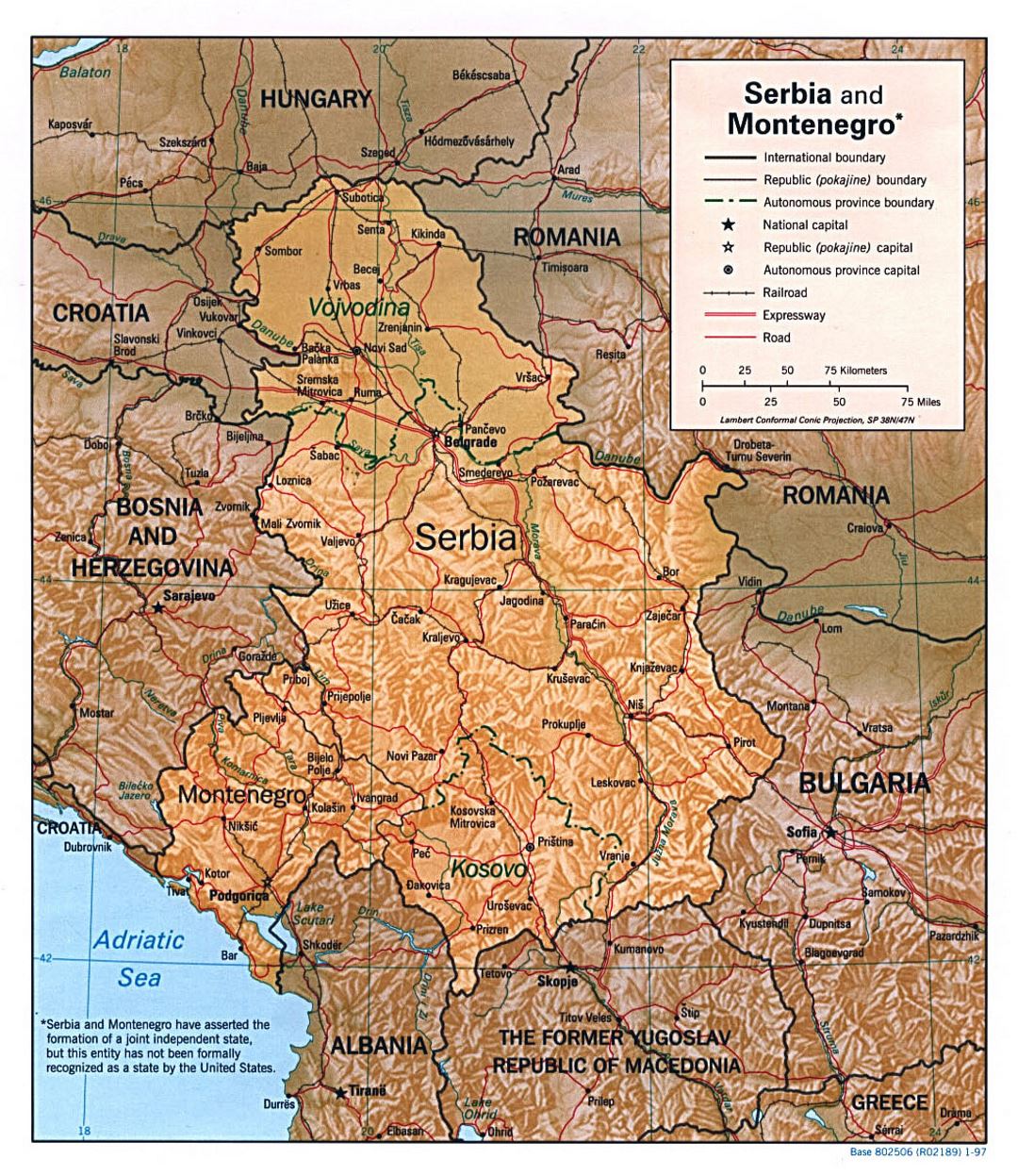 Detallado mapa político de Serbia y Montenegro con alivio, carreteras, vías férreas y principales ciudades - 1997