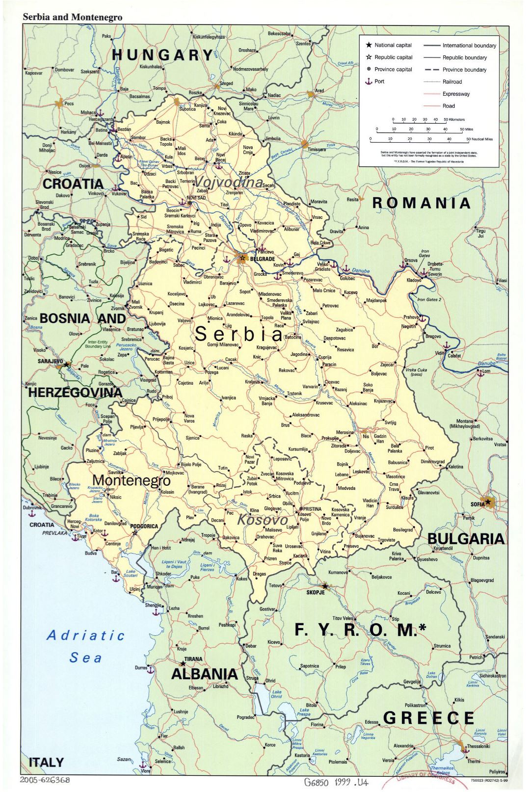 Grande mapa político de Serbia y Montenegro con carreteras, ferrocarriles, las principales ciudades y otras marcas - 1999