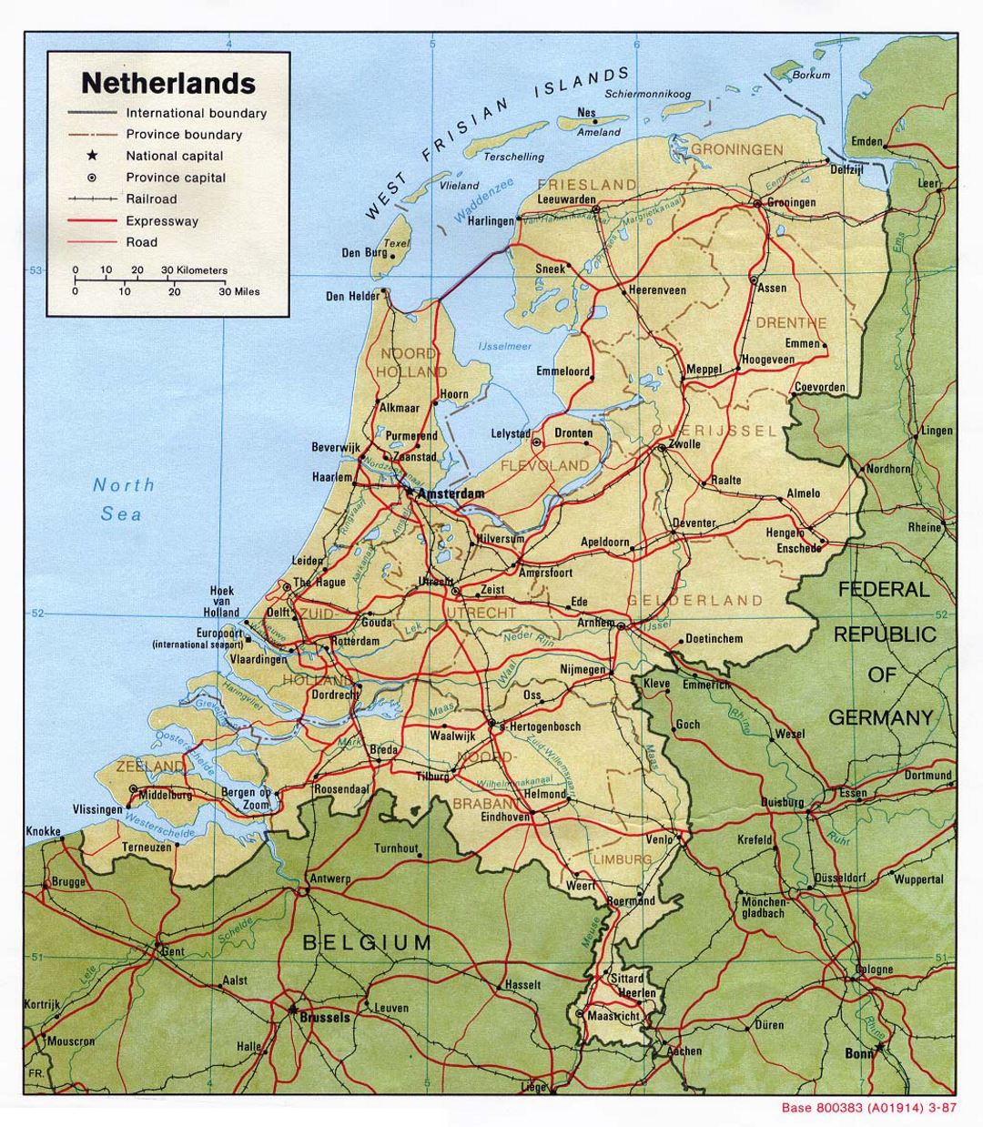 Detallado mapa político y administrativo de los Países Bajos con alivio, carreteras, vías férreas y principales ciudades - 1987