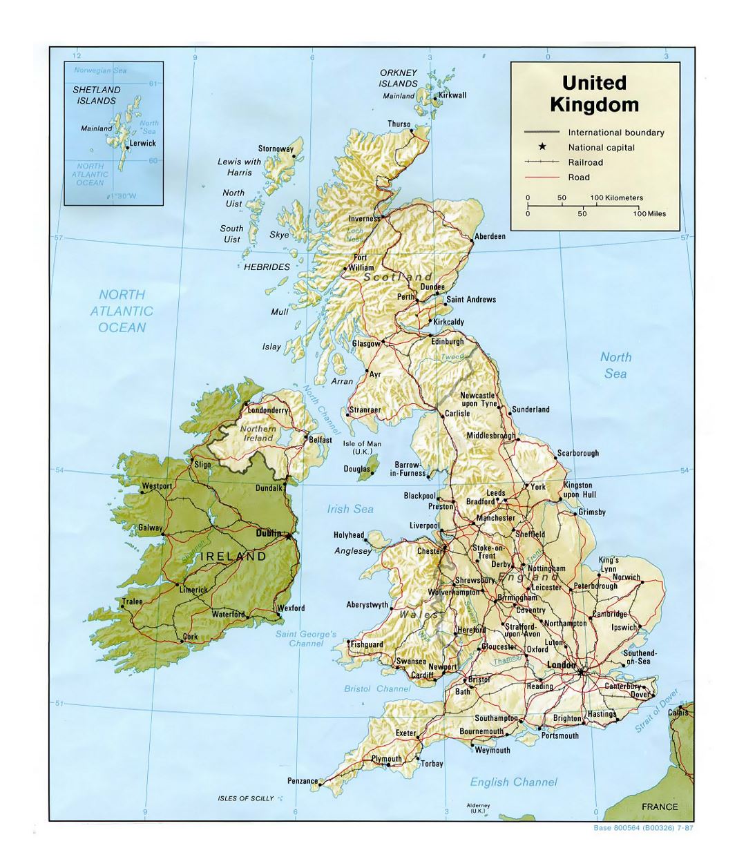 Detallado mapa político del Reino Unido con relieve, carreteras, ferrocarriles y ciudades principales - 1987