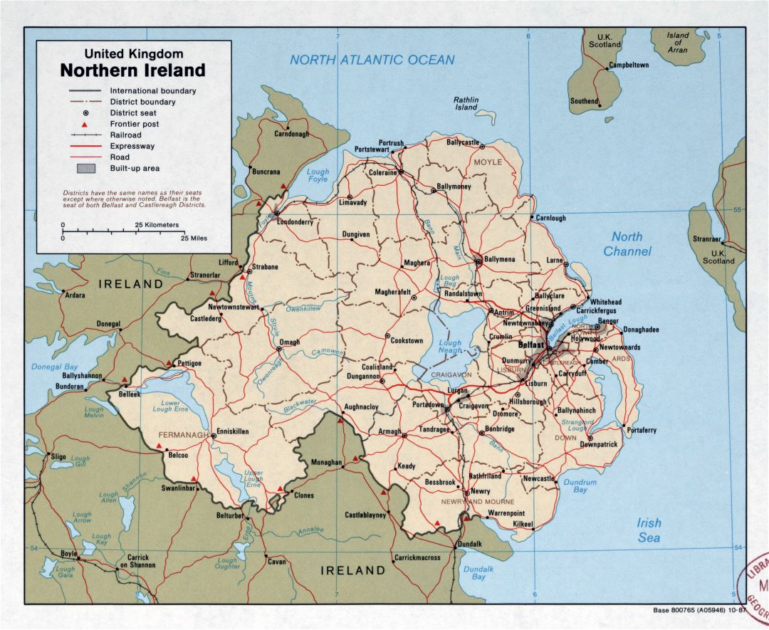 A gran escala mapa político y administrativo de Irlanda del Norte con carreteras, ferrocarriles y ciudades principales - 1987