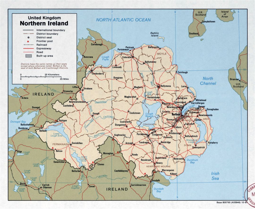 A gran escala mapa político y administrativo de Irlanda del Norte con carreteras, ferrocarriles y ciudades principales - 1987