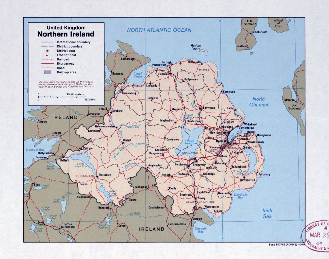 Detallado mapa político y administrativo de Irlanda del Norte con carreteras, ferrocarriles y ciudades principales - 1987