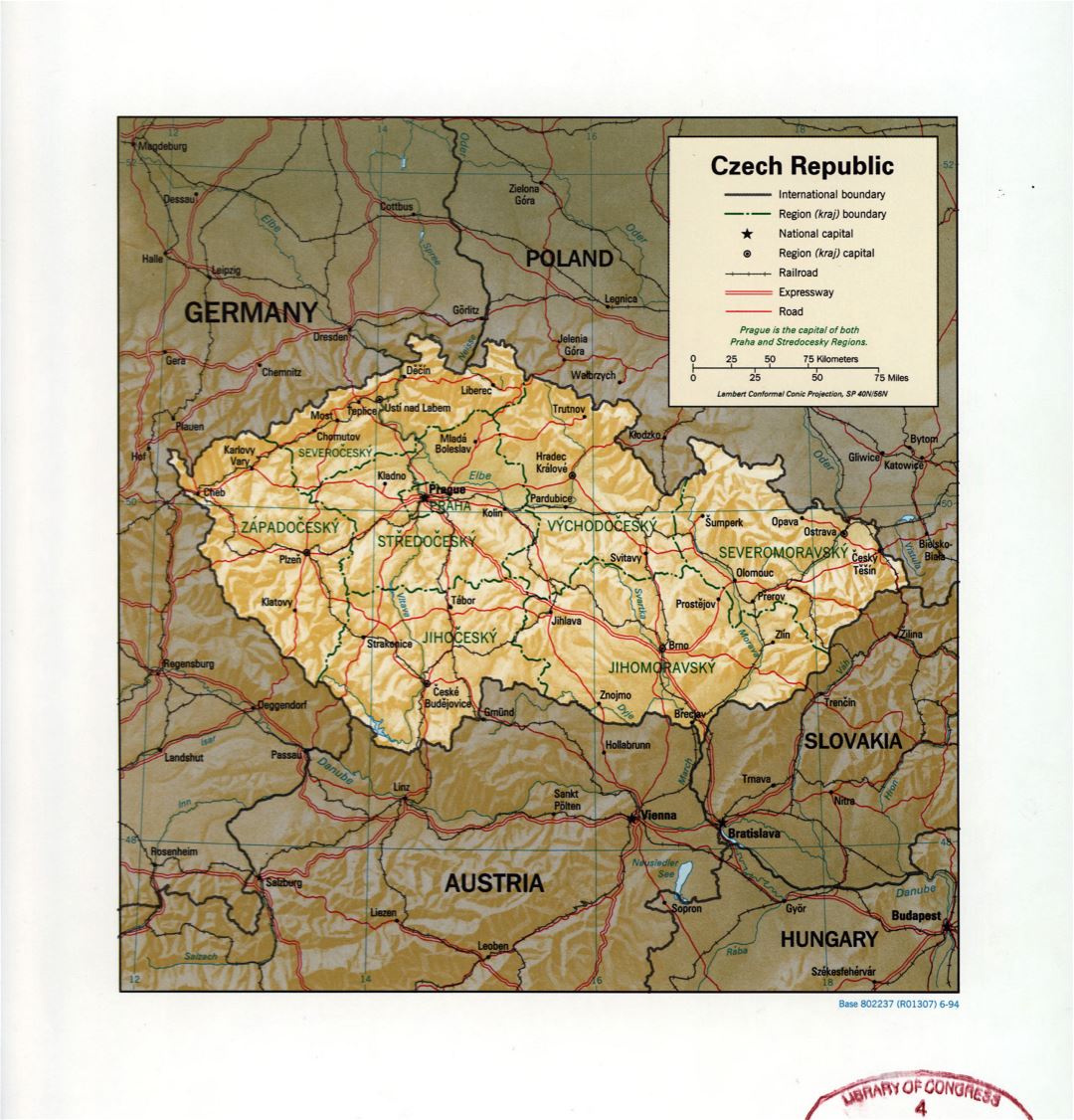 Ver Mapa detallado gran política y administrativa de la República Checa con relieve, marcas de ciudades grandes, carreteras y ferrocarriles - 1994
