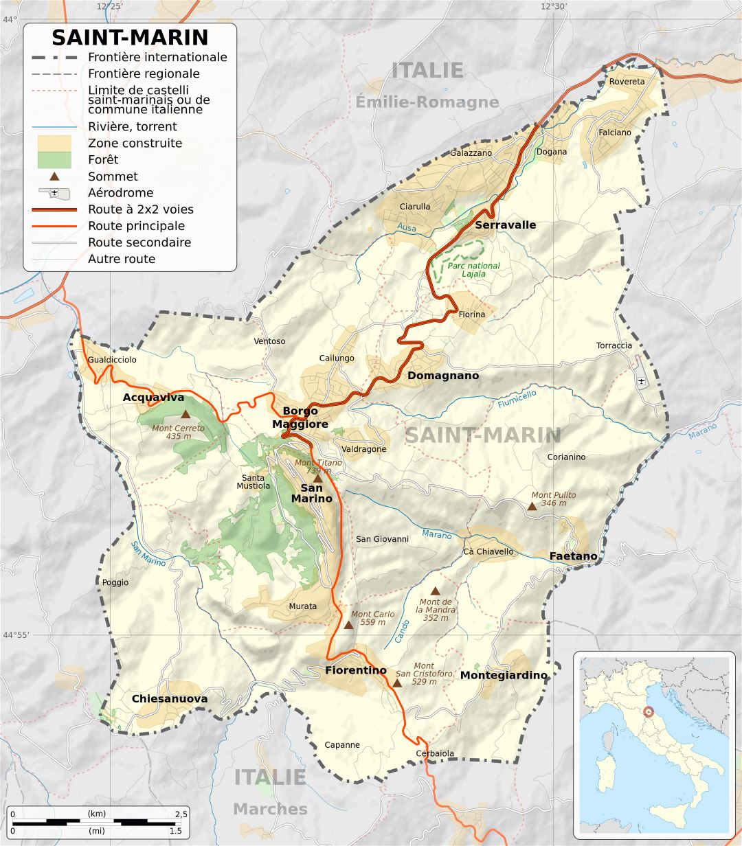 Grade detallado mapa político de San Marino con relieve, carreteras, ciudades y otras marcas en francés