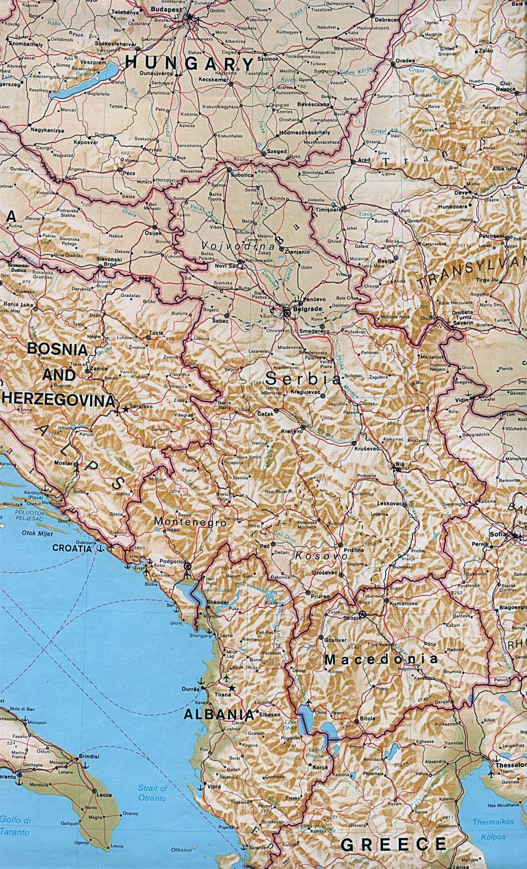 Grande mapa político de Balcanes del Norte con relieve