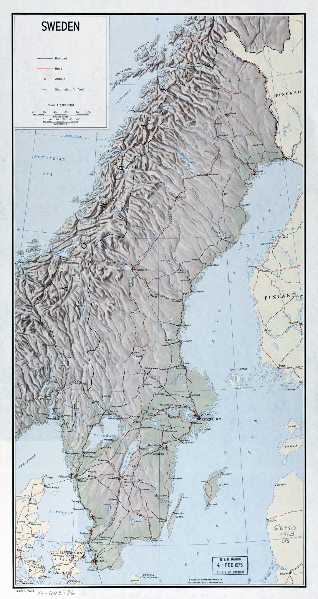 A gran escala mapa político de Suecia con relieve, carreteras, ferrocarriles, principales ciudades y aeropuertos - 1963