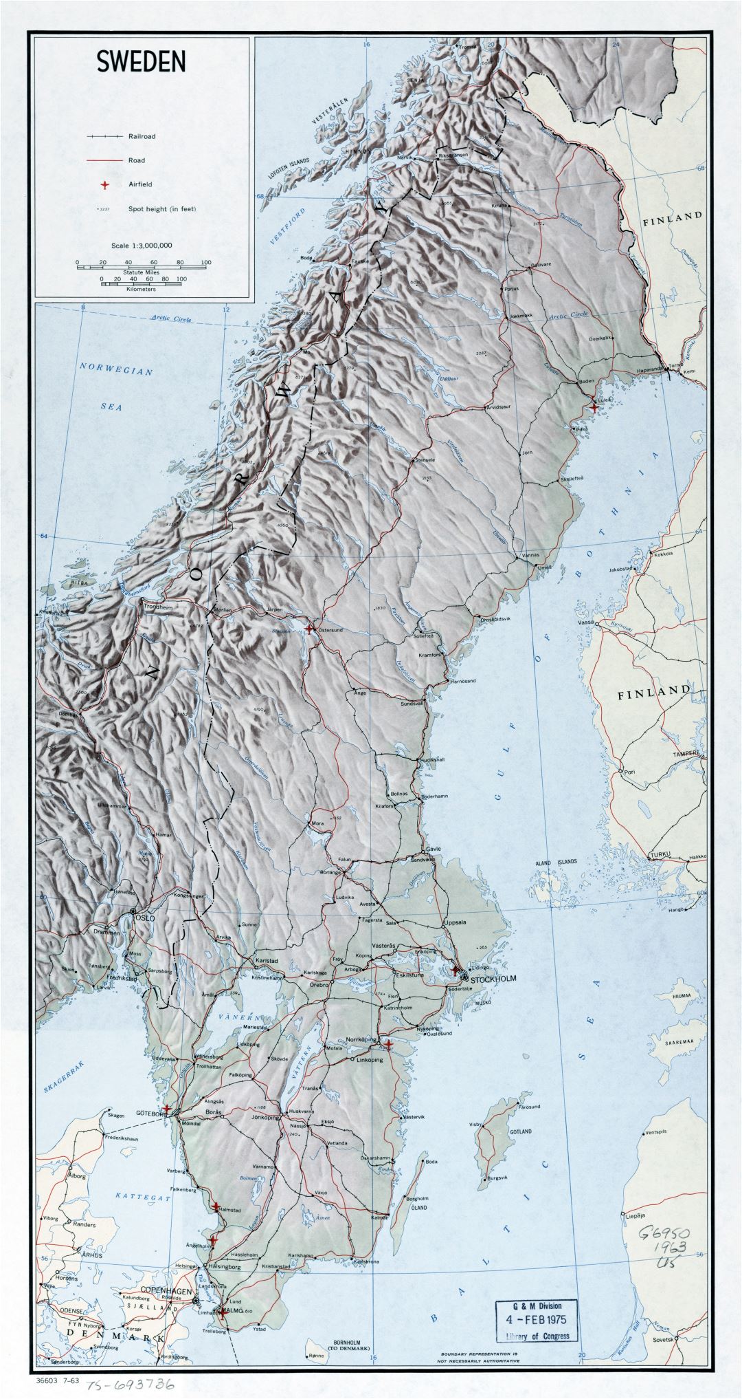 Grande detallado mapa político de Suecia con relieve, carreteras, vías férreas, ciudades principales y aeropuertos - 1963