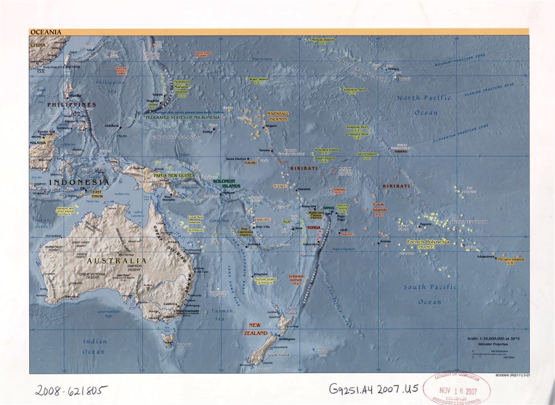 A gran escala mapa político de Oceanía con alivio, marcas de capitales, grandes ciudades y nombres de los estados - 2007