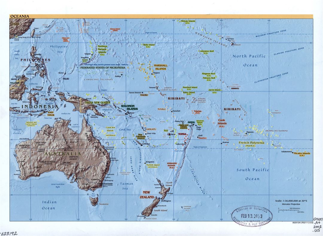 Mapa grande detallada política de Oceanía con alivio, marcas de capitales, grandes ciudades y los estados de nombres - 2002