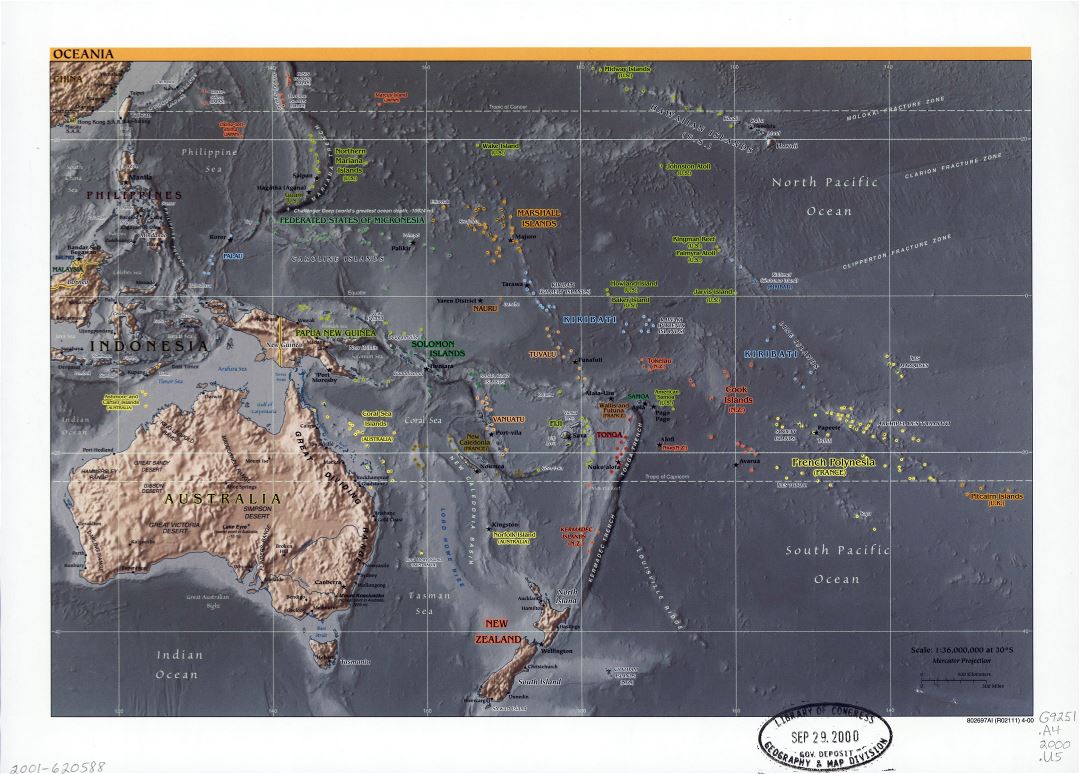 Mapa grande detallada política de Oceanía con alivio, marcas de capitales, grandes ciudades y nombres de los estados - 2000